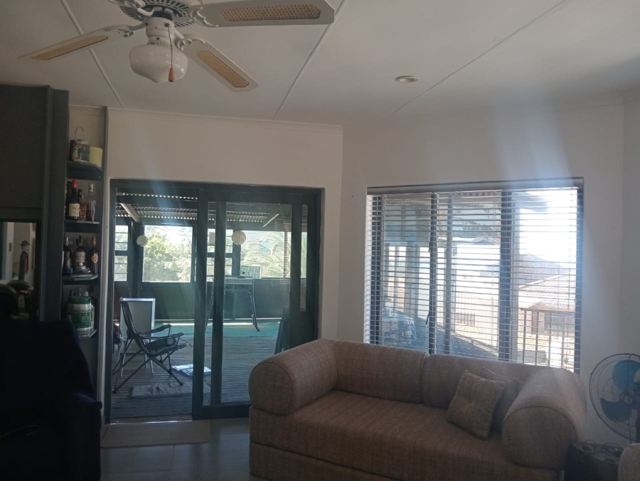 To Let 3 Bedroom Property for Rent in Wavecrest Eastern Cape